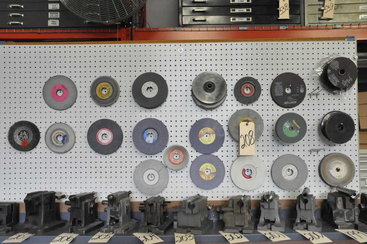 Lot-Grinding Wheels on Wall - ELECTRIC POWER TOOLS
