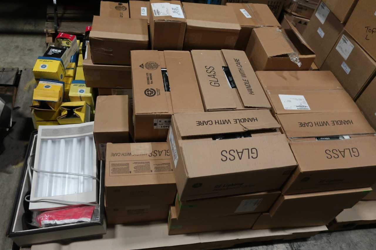 1 PALLET OF ASSORTED LIGHT BULBS - LIGHTING