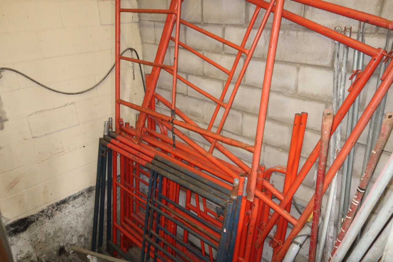 LOT OF ASSORTED SCAFFOLDING - HAND TOOLS