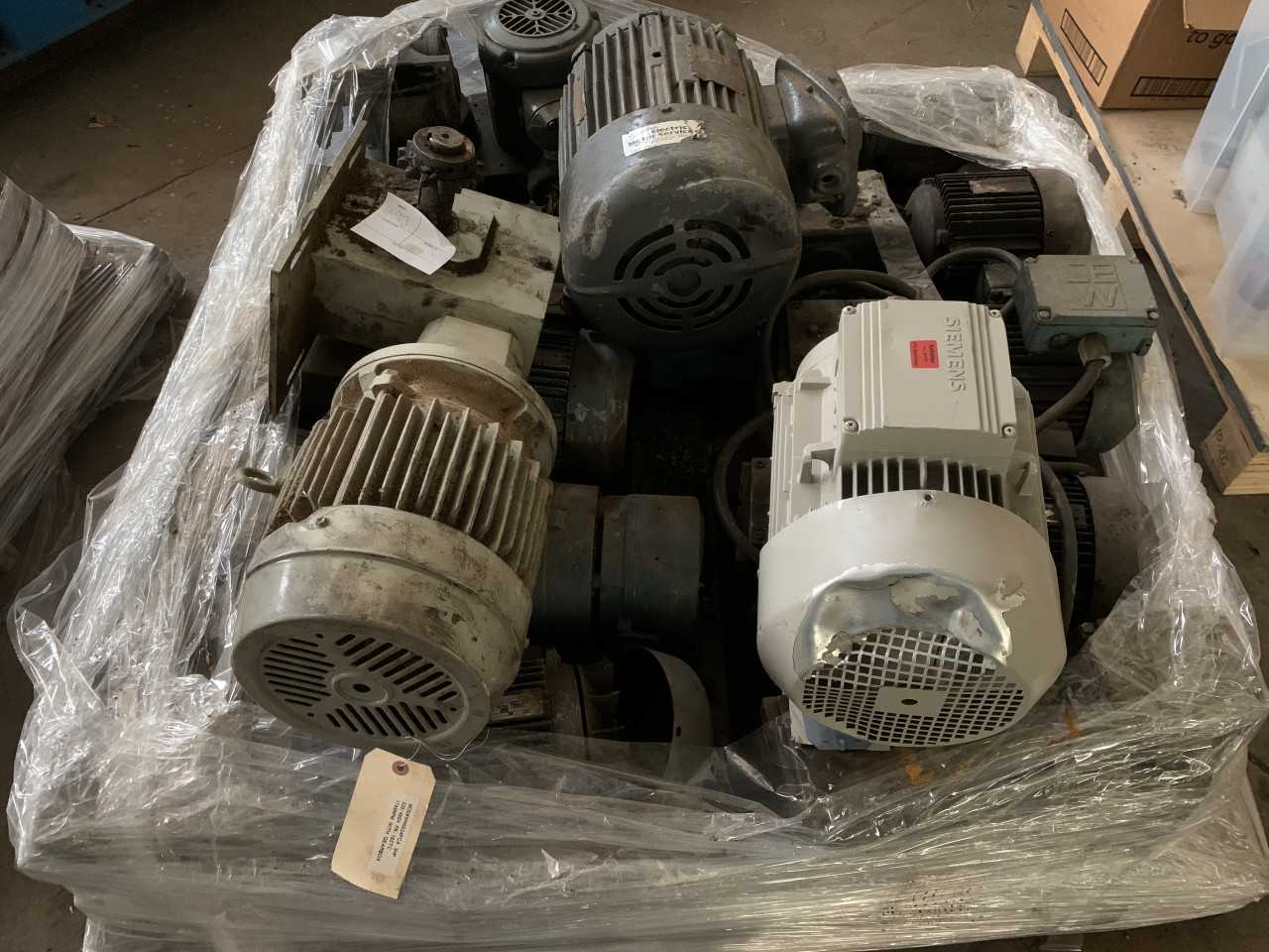 PALLET OF USED MOTORS SIEMENS SEW-EURODRIVE VARIOUS SIZES - ELECTRIC MOTORS