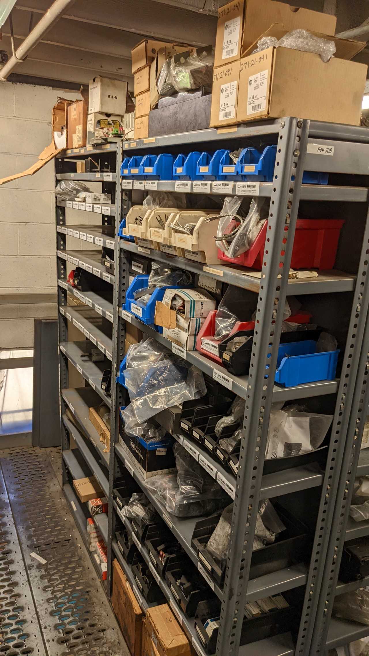 Lot of 4 shelves with hydraulic content - CONTROL VALVE