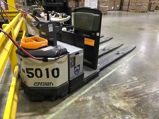 2005 Crown PE4000-60 double rider jack, Hebron, KY - MANUAL PALLET JACKS 2005 Crown PE4000-60 double rider jack, Hebron, KY - MANUAL PALLET JACKS