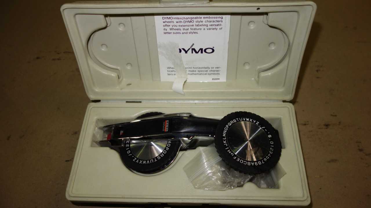 DYMO 1570 INTERCHANGEABLE EMBOSSING WHEEL LABEL MAKER - PACKAGING