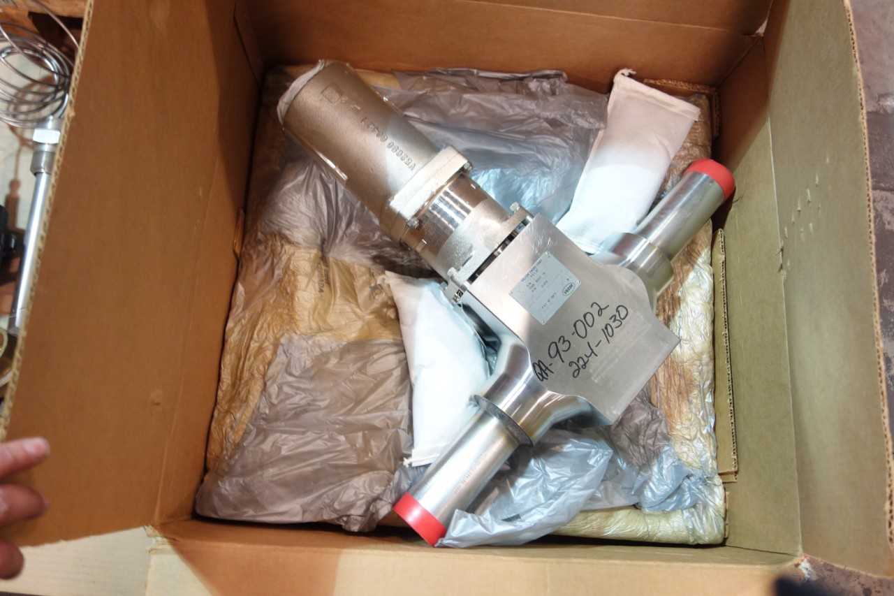 2 PALLETS OF ASSORTED VALVES AND VALVE ACCESSORIES - VALVES