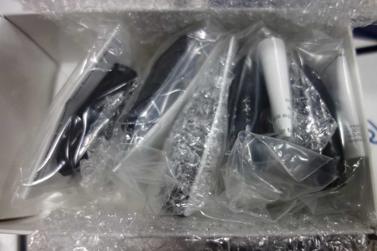 2 TOTES OF SWAGELOK BOXES OF 5 MANUAL STAINLESS THREADED 1/4IN NPT BALL VALVES - BALL VALVE