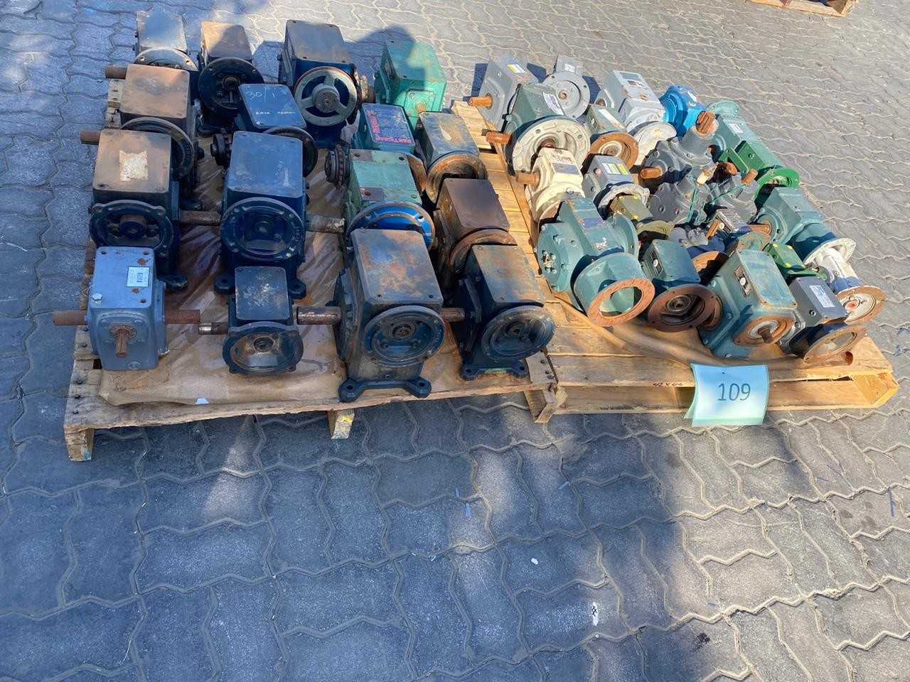 2 PALLETS OF ASSORTED GEARS - HAND TOOLS