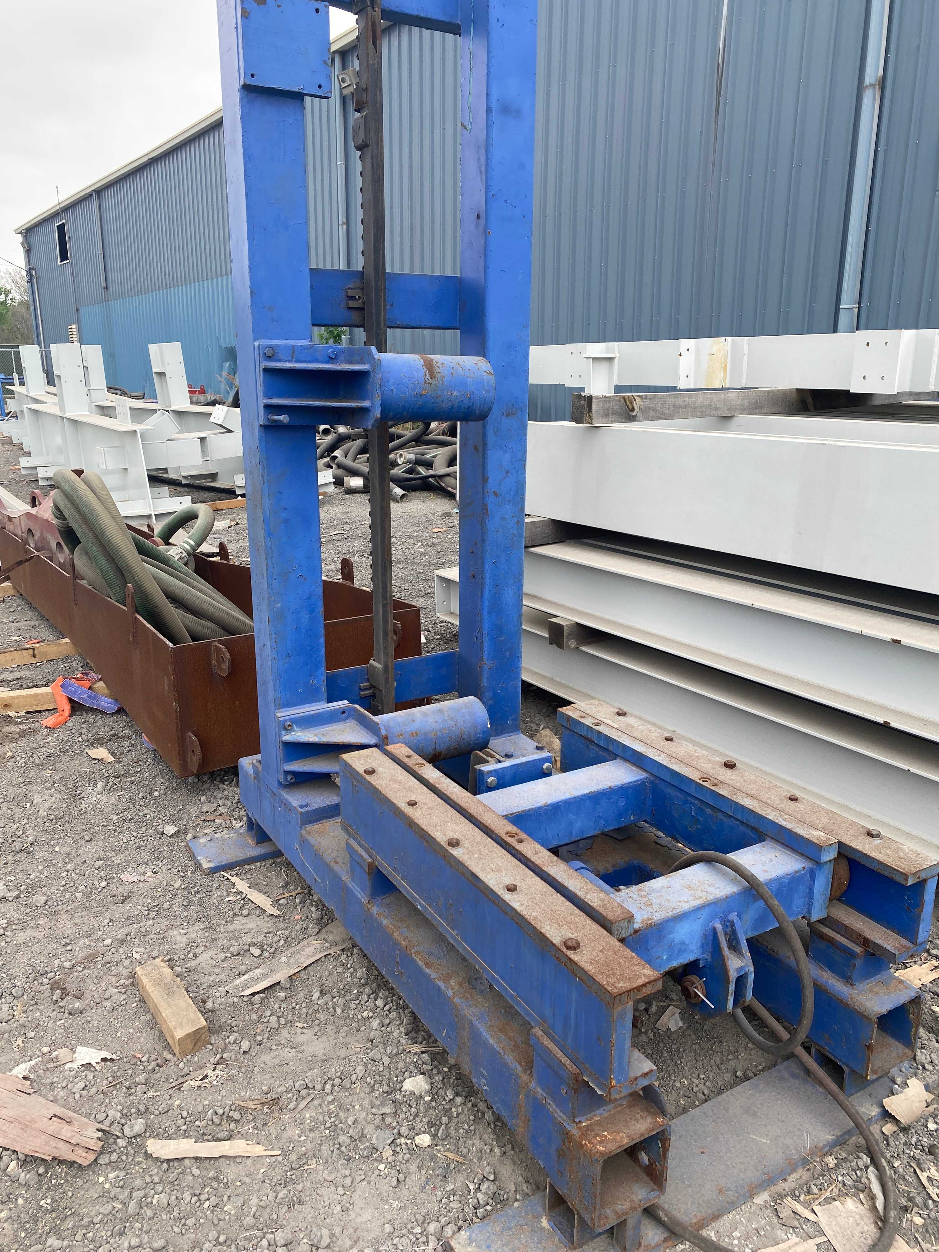 Heavy Duty Lift, non-operational - MATERIAL HANDLING