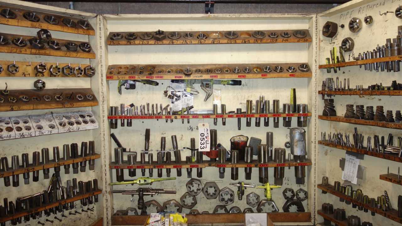 CABINET WITH CONTENTS, ASSORTED TAPS AND DIES - HAND TOOLS