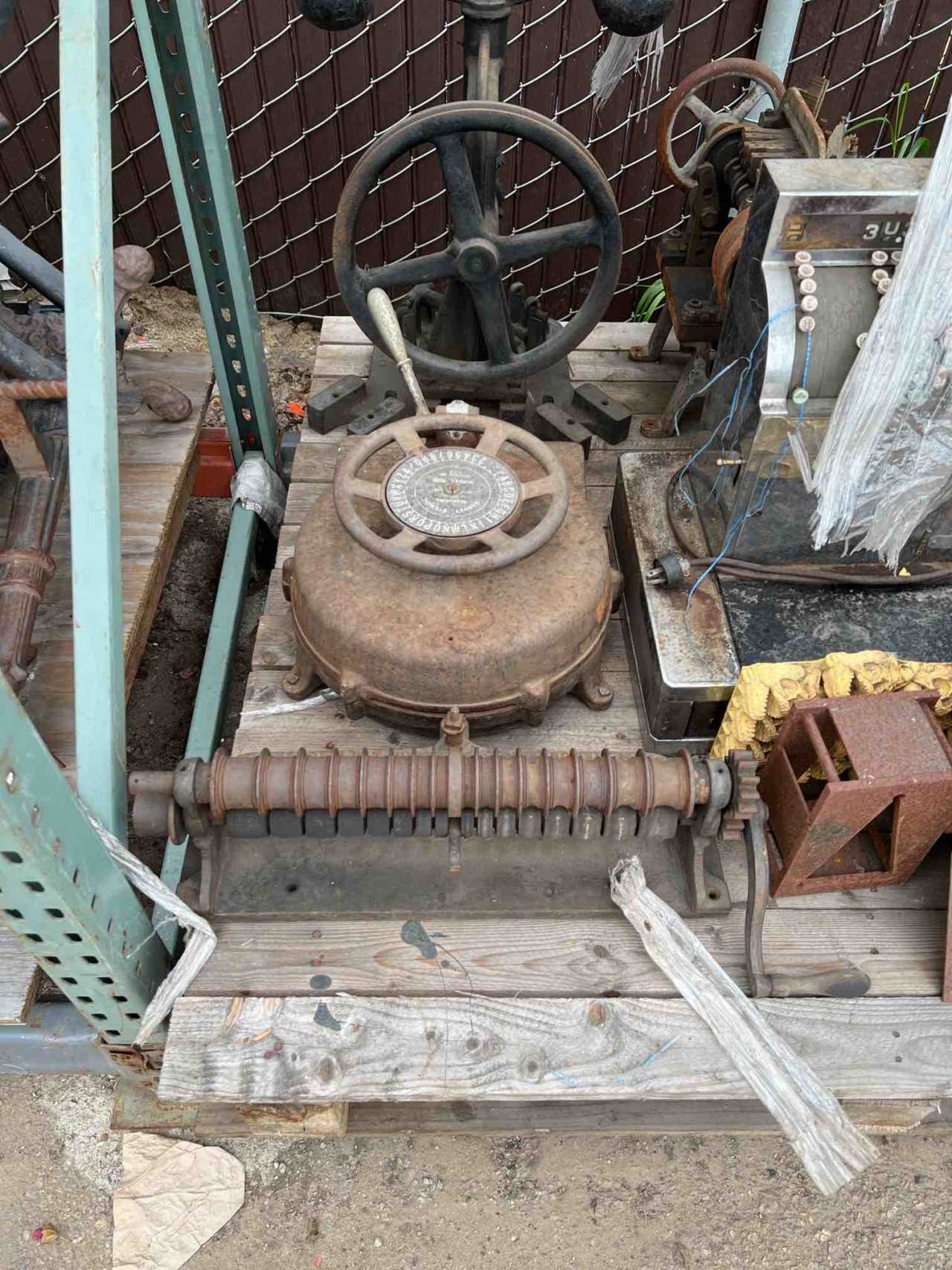 Lot of Metal Contents - MATERIAL HANDLING Lot of Metal Contents - MATERIAL HANDLING