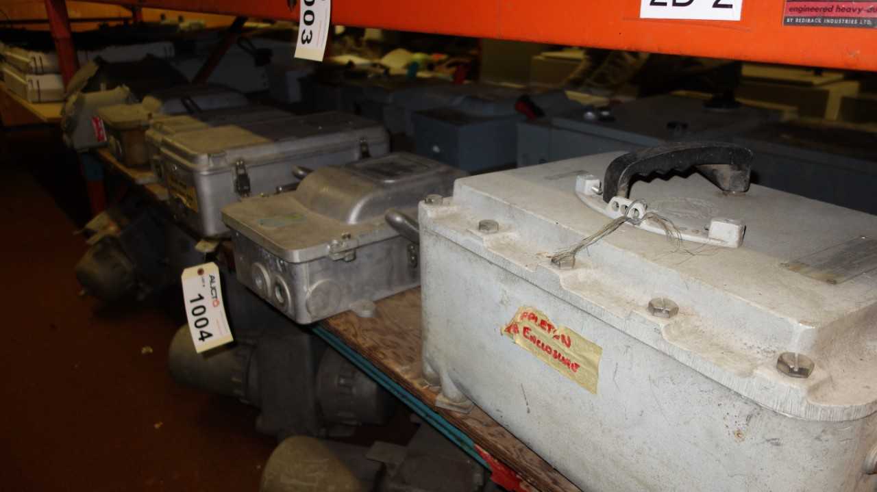 LOT OF ASSORTED ELECTRICAL SWITCHES - DISCONNECT SWITCHES