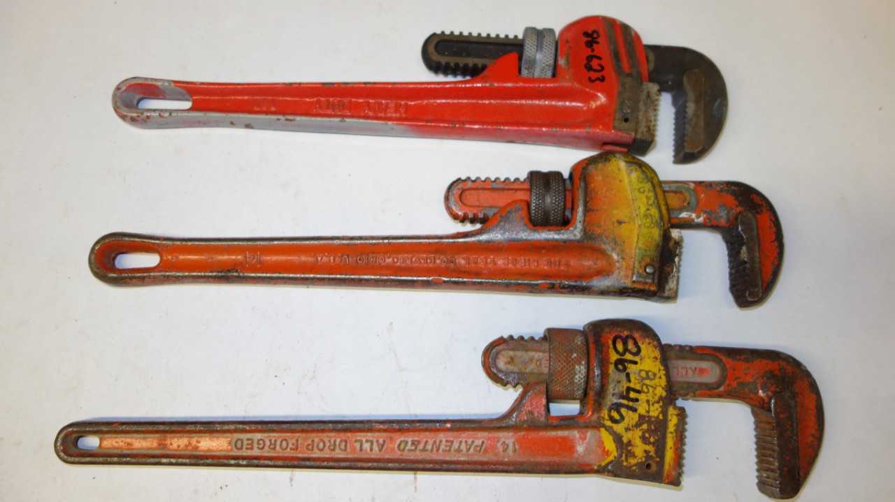 LOT OF 7 ASSORTED 14 IN ADJUSTABLE PIPE WRENCHES - HAND TOOLS
