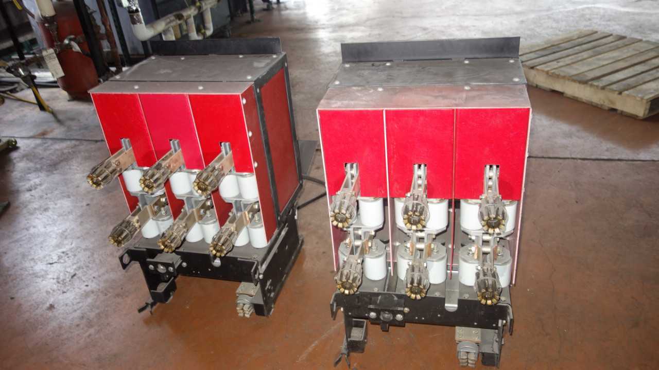 LOT OF 2 WESTINGHOUSE 1200A SWITCHGEAR GROUND AND TEST DEVICE - CIRCUIT BREAKERS