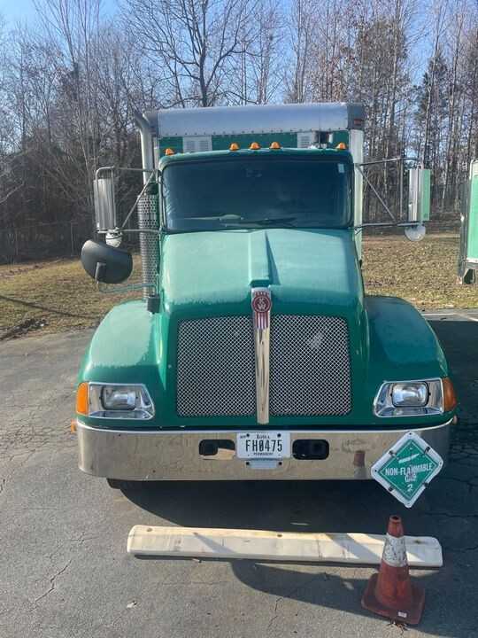 2005 Kenworth T300 Box Van - HYDRO EXCAVATOR TRUCKS