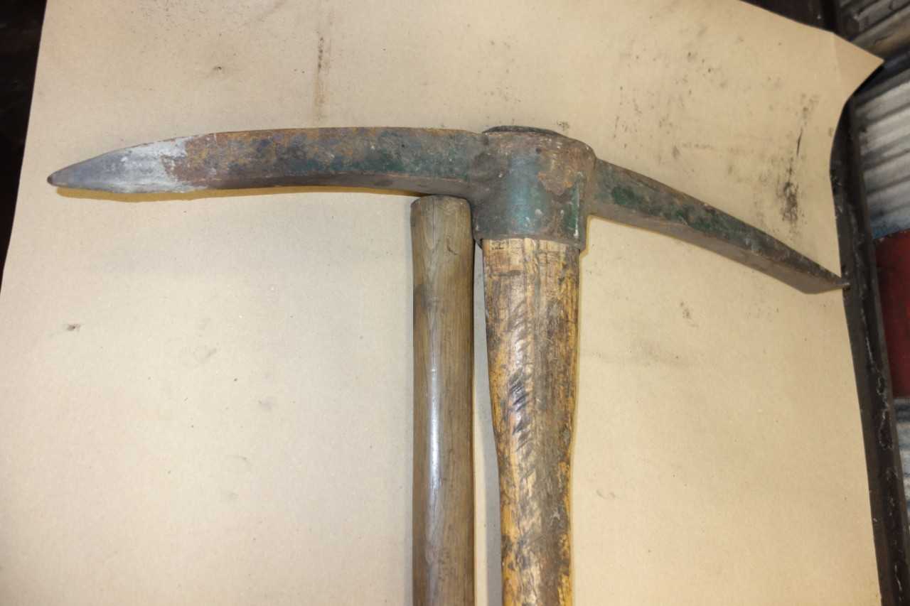 LOT OF 2 PICK AXE - HAND TOOLS