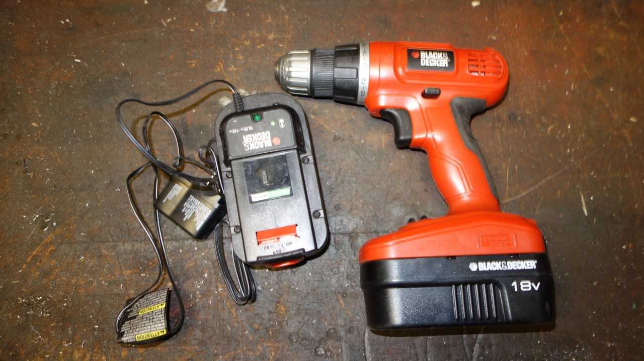 BLACK & DECKER GC01800 TYPE 2  CORDLESS IMPACT GUN WITH BATTERY/CHARGER - ELECTRIC POWER TOOLS
