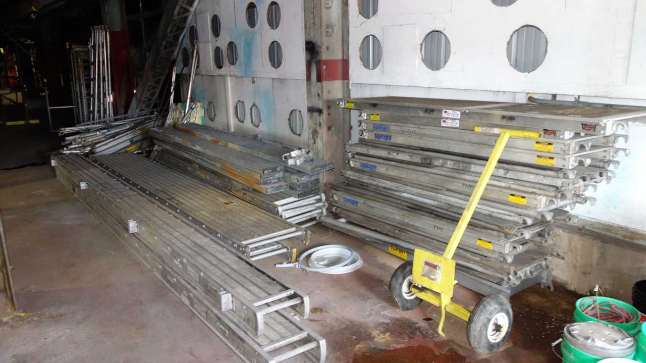 LOT OF ASSORTED UPRIGHT, SURE DECK SCAFFOLDING - ELECTRIC POWER TOOLS