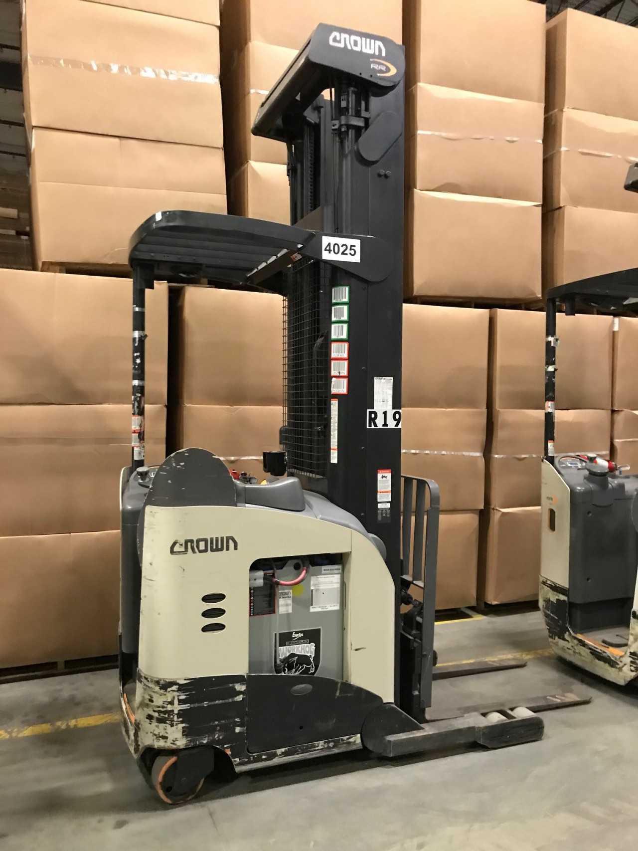 2011 Crown RR5725-45 reach truck, Rogers, MN - REACH TRUCKS 2011 Crown RR5725-45 reach truck, Rogers, MN - REACH TRUCKS