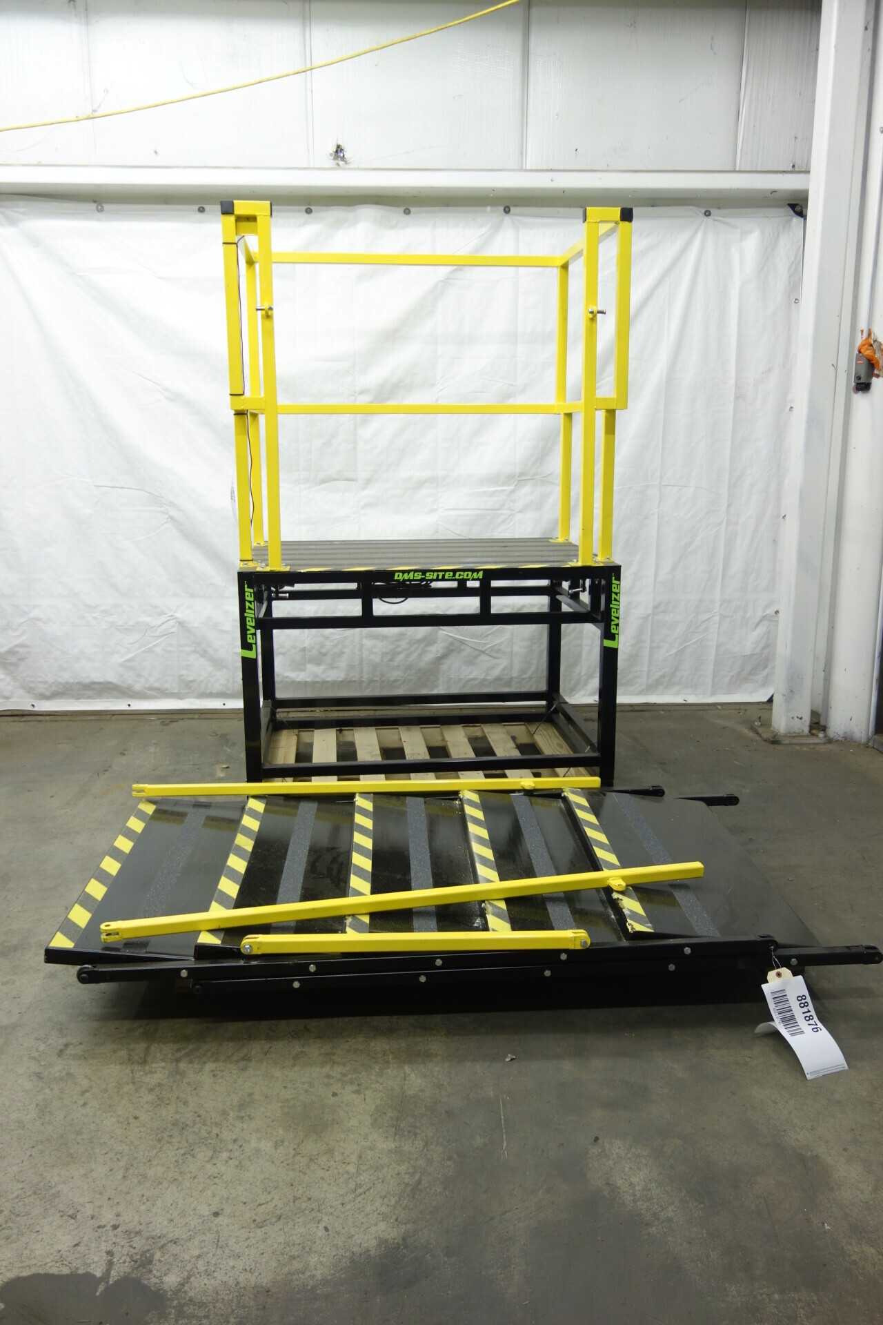 DMT LEVELIZER PERSONNEL PLATFORM WITH ARTICULATING STAIRS - MATERIAL HANDLING DMT LEVELIZER PERSONNEL PLATFORM WITH ARTICULATING STAIRS - MATERIAL HANDLING