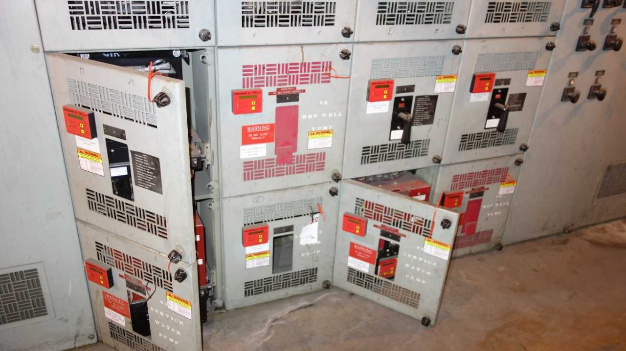 LOT OF 13 ASSORTED WESTINGHOUSE SWITCHGEAR AIR CIRCUIT BREAKER, 11X DB25 400A 600V-AC BREAKER, 2X DB-25A 320A 600V-AC BREAKER DELAYED REMOVAL - SWITCHGEAR