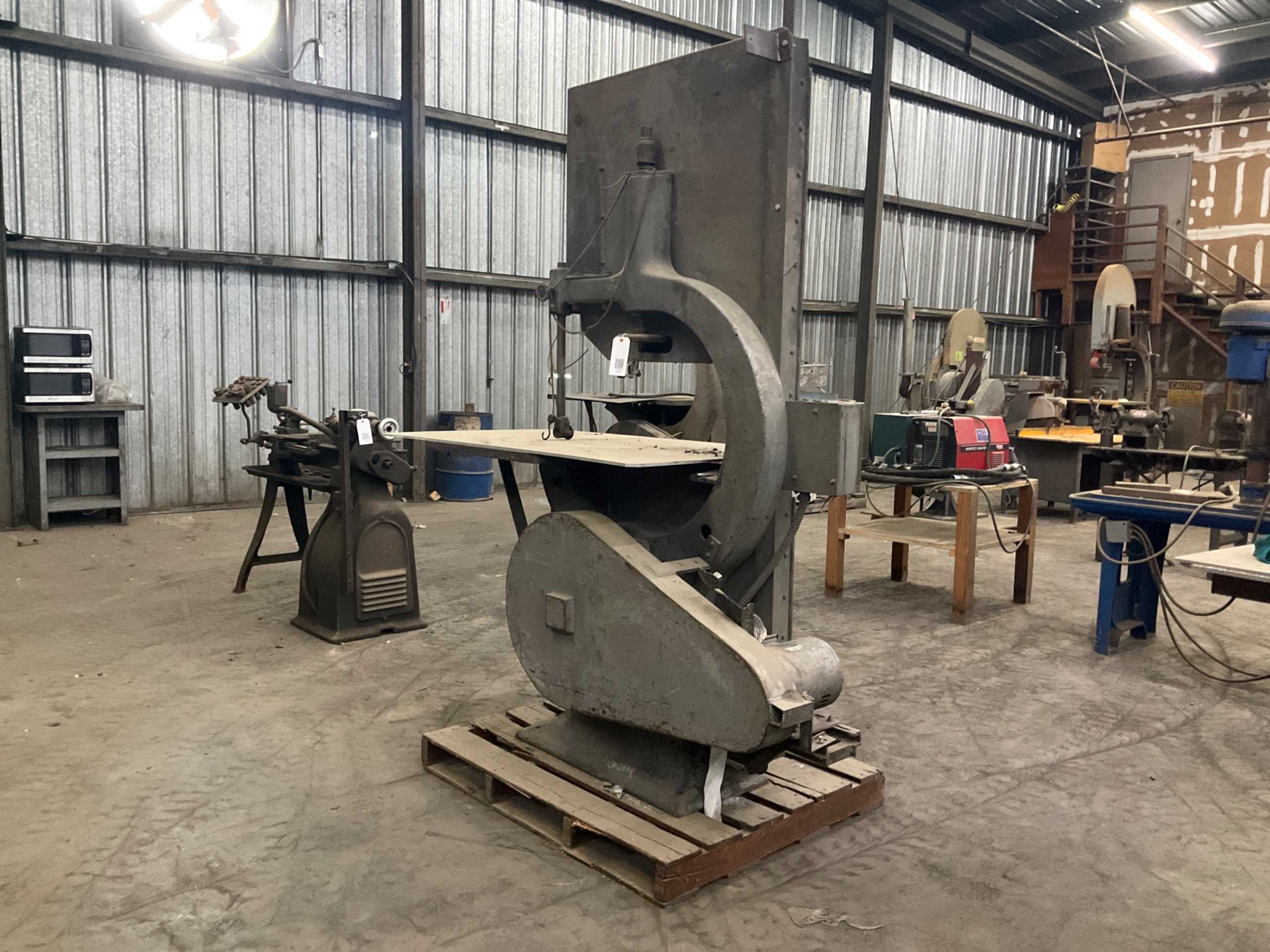 VERTICAL BAND SAW