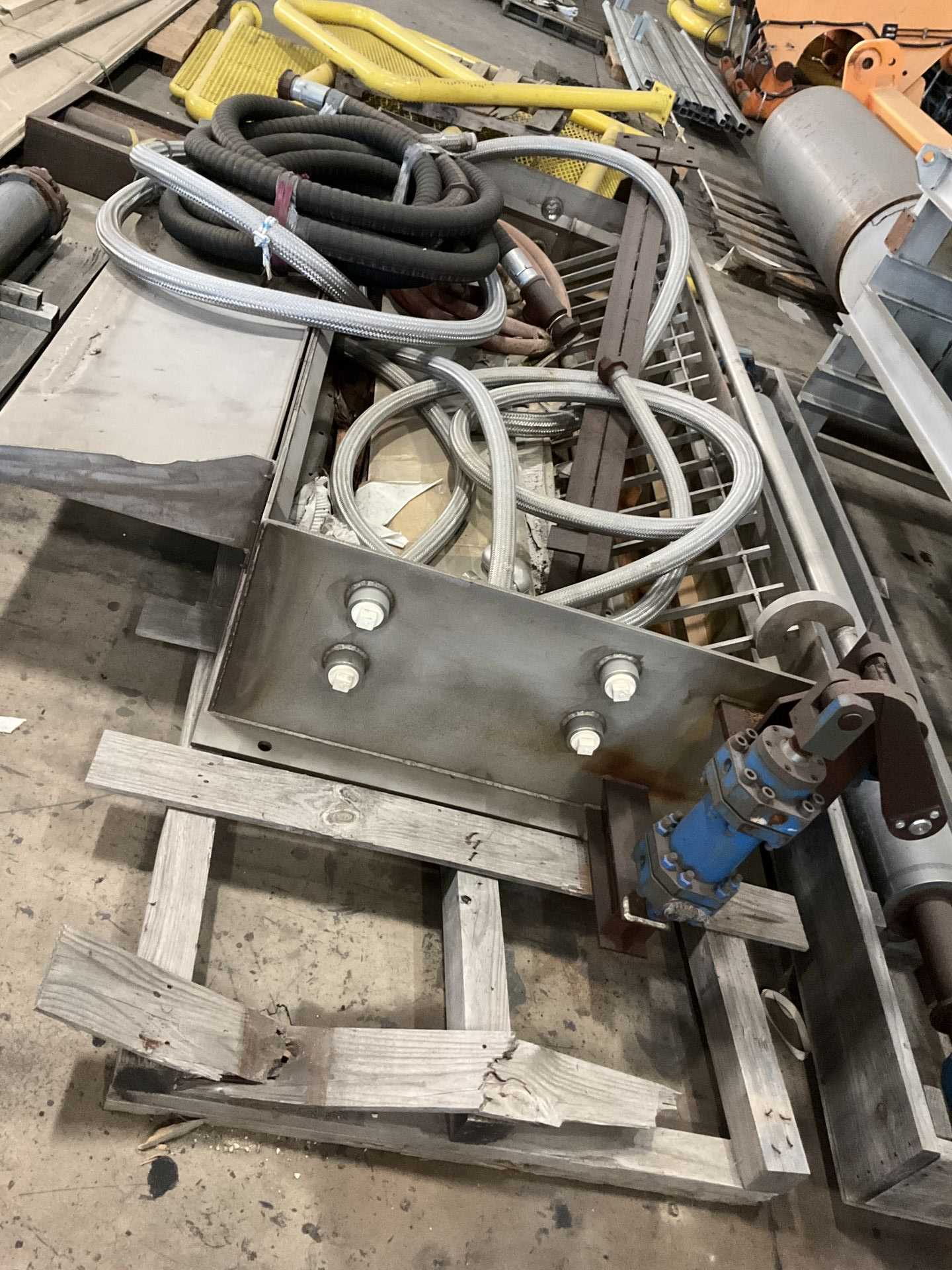 ASSORTED MACHINE PARTS - INDUSTRIAL PARTS