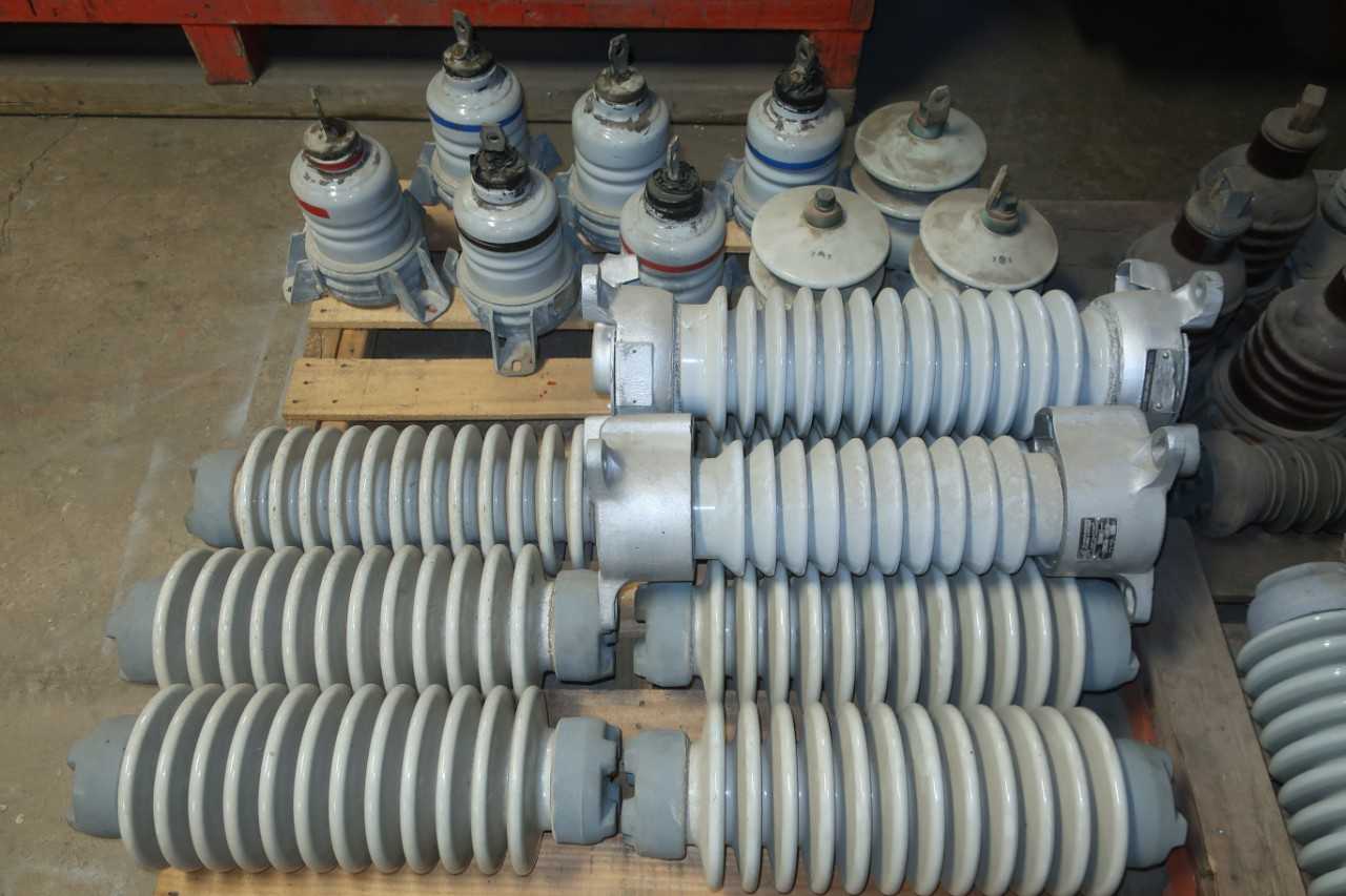 2 PALLETS OF INSULATORS, MCGRAW EDISON - CIRCUIT BREAKERS