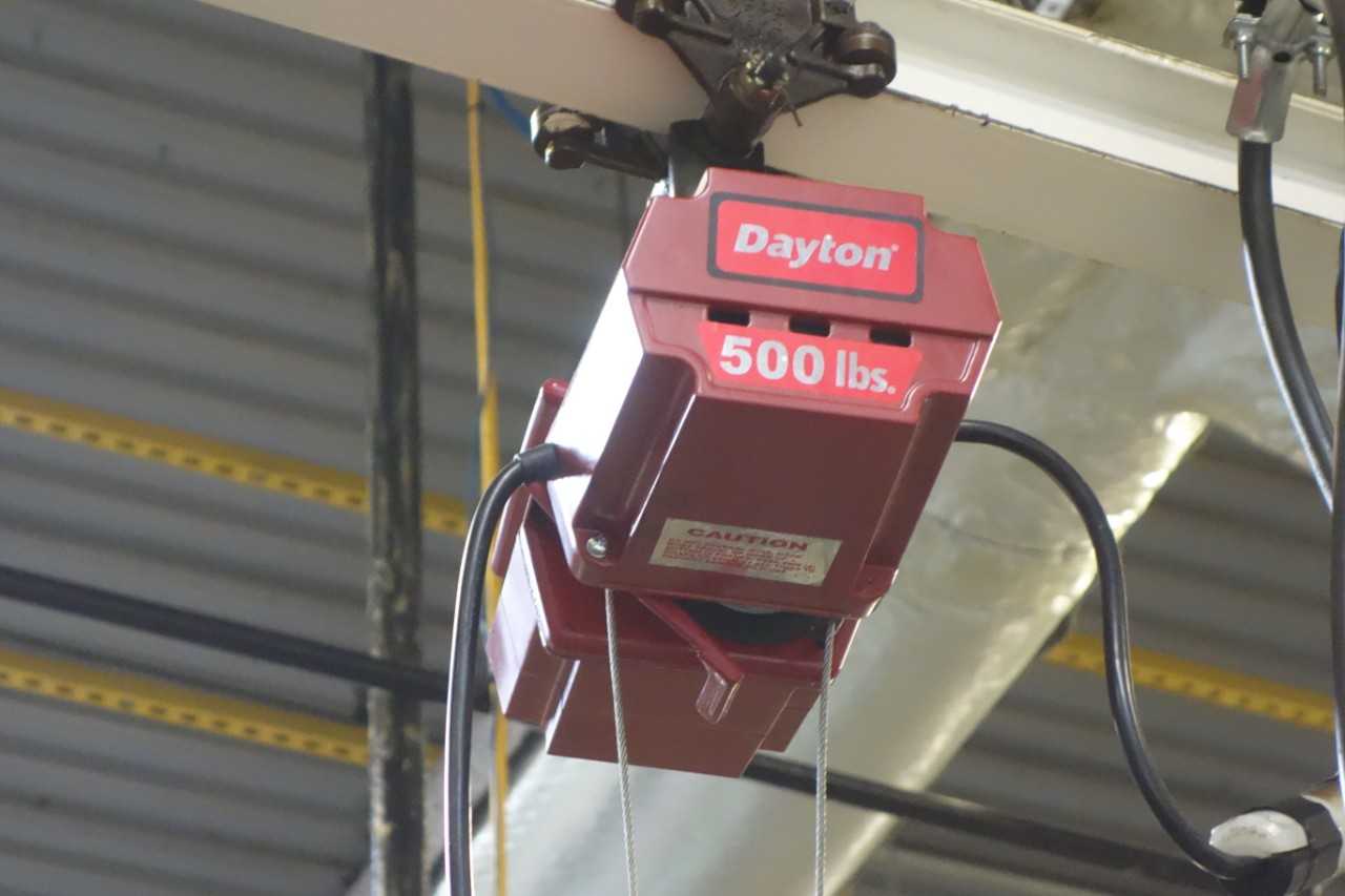 Dayton  500lb electric hoist with manual trolley - LIFTING EQUIPMENT