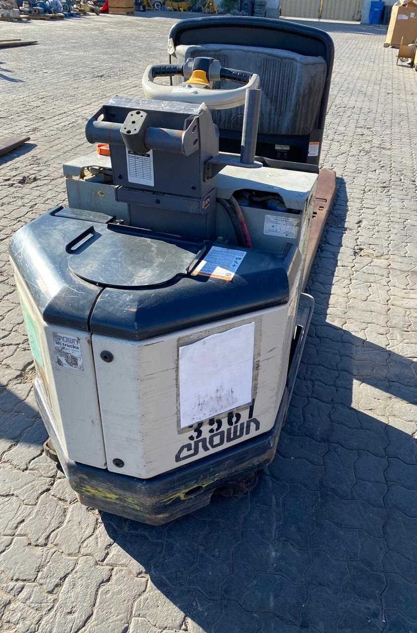 1 CROWN ELECTRIC FORK LIFT - FORKLIFTS