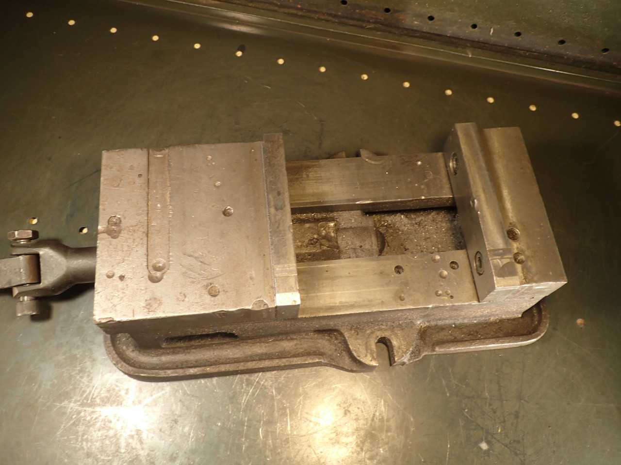 Kurt Anglock D60-1 Mill Milling Vise: 6" Wide, Jaws Opens 6-1/8" with Handle USA - END MILLS