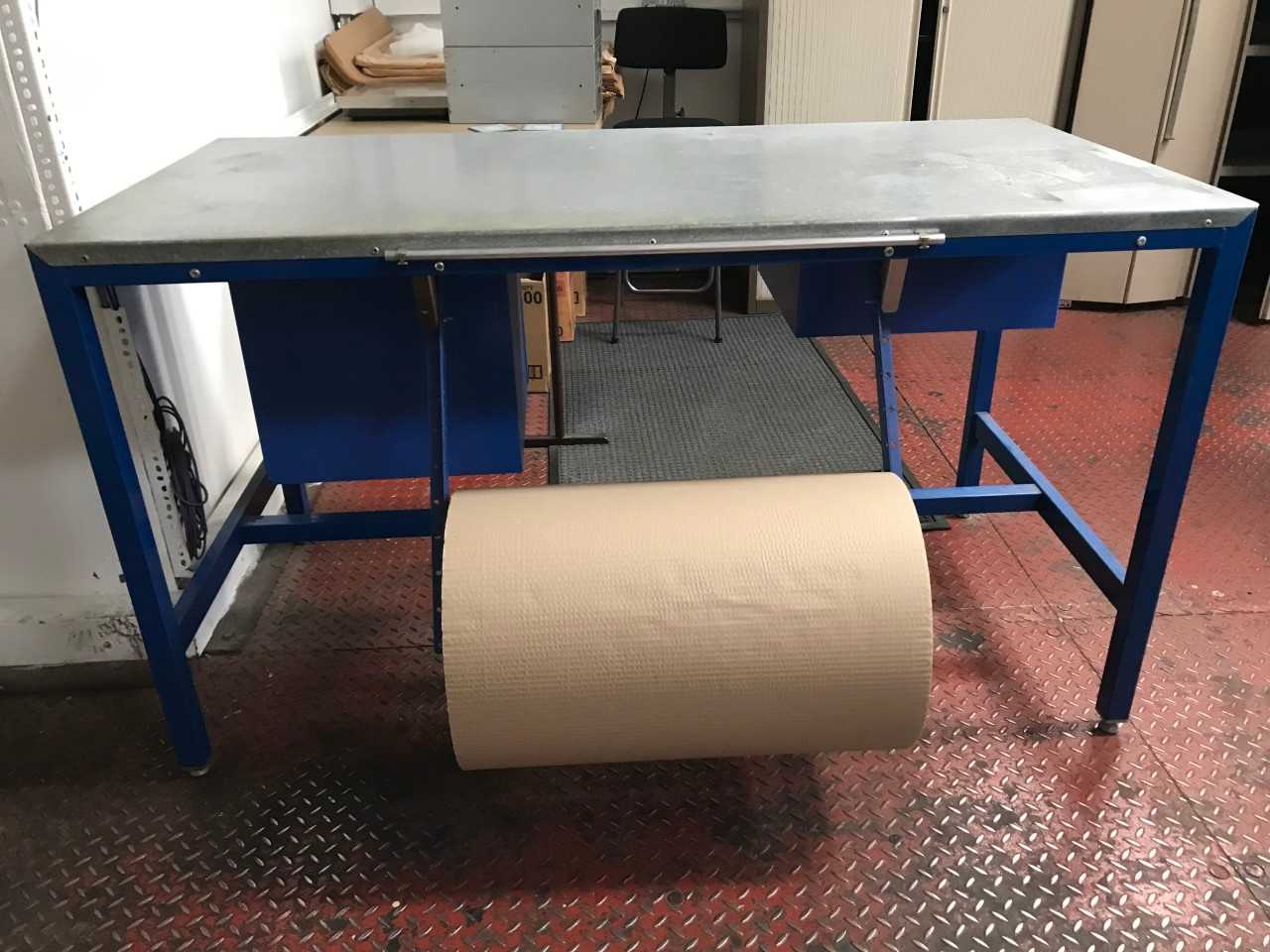 Stores packing bench with tool cupboard - MATERIAL HANDLING