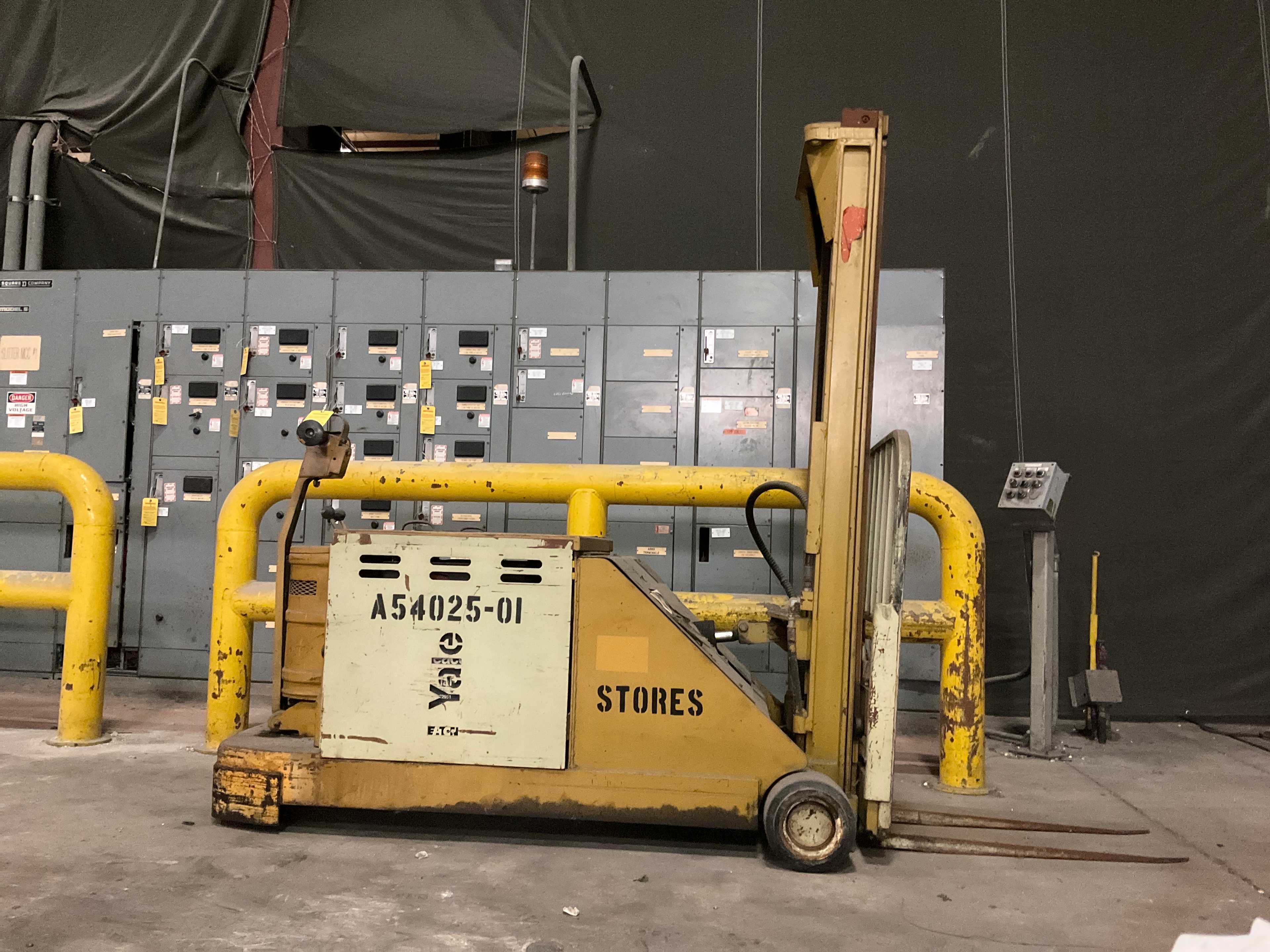 YALE MC040C4T090 FORK TRUCK WITH EXTRA ATTACHMENTS - SIT-DOWN FORKLIFTS