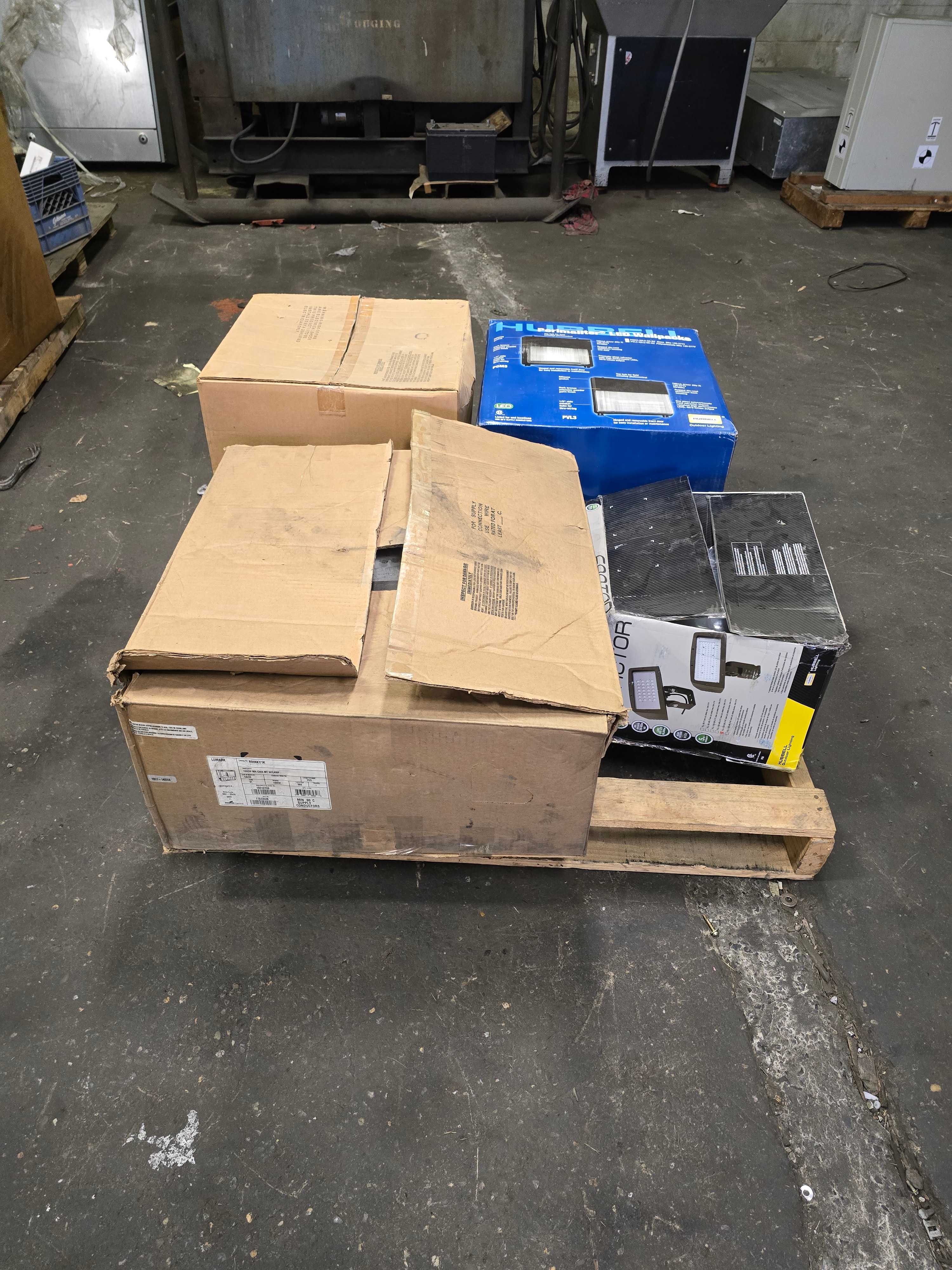 LOT OF HUBBELL & COOPER INDUSTRIAL LIGHTING - LIGHTING LOT OF HUBBELL & COOPER INDUSTRIAL LIGHTING - LIGHTING