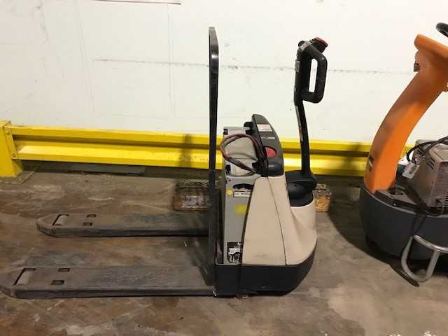 2003 Crown WP2035-45 walkie pallet jack Valley View OH - MANUAL PALLET JACKS
