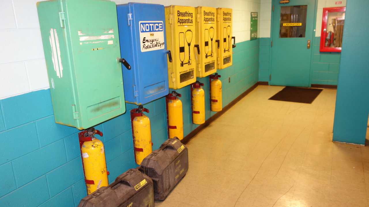 LOT OF 5 SCOTT BREATHING APARATUSES W/ 8 SPARE TANKS - PROCESS EQUIPMENT
