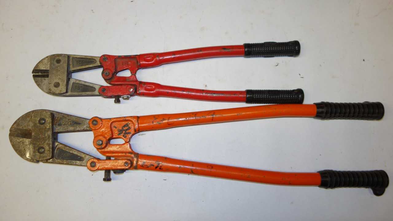 LOT OF 4 ASSORTED BOLT CUTTERS - HAND TOOLS