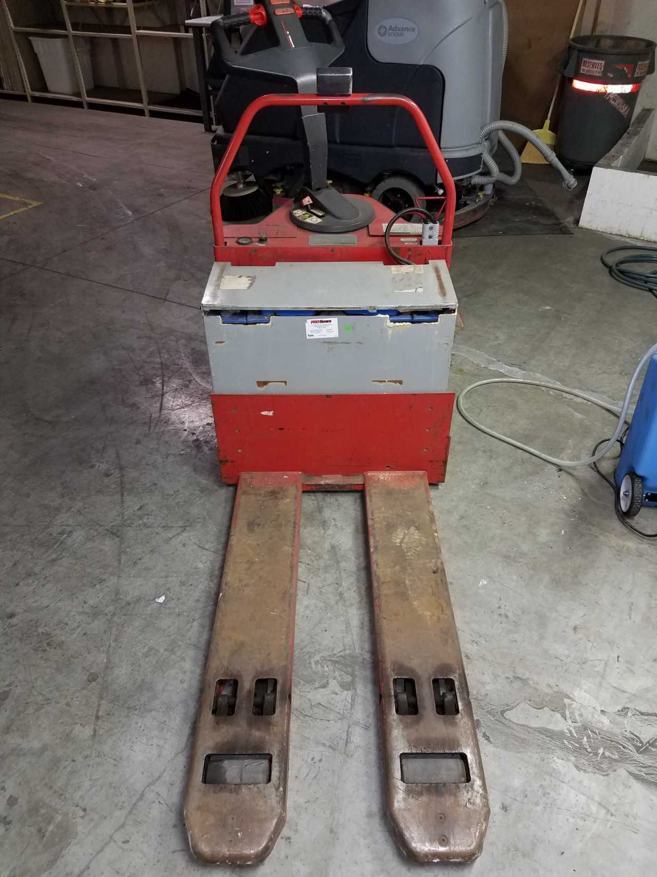 1995 Raymond 112TMFRE60L rider pallet jack Omaha NE - MANUAL PALLET JACKS