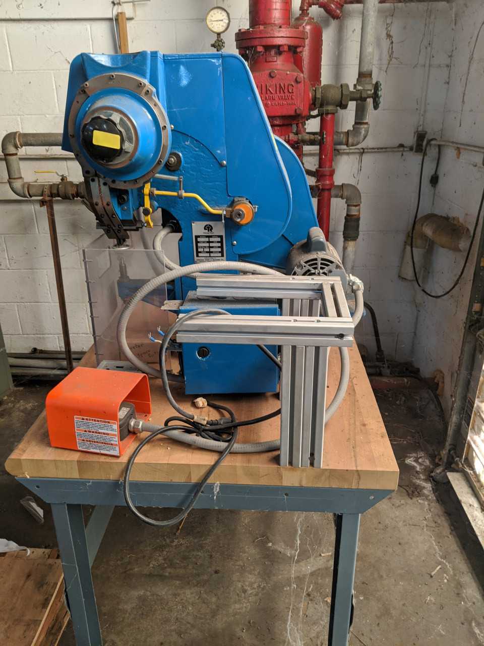 Chicago Riveter Model 450 with table - PNEUMATIC POWER TOOL Chicago Riveter Model 450 with table - PNEUMATIC POWER TOOL
