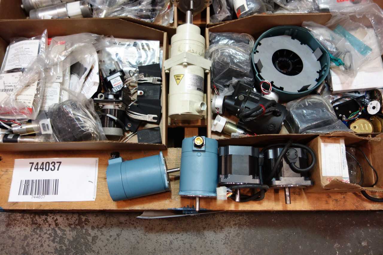 1 PALLET OF ASSORTED AC & DC MOTORS, ELECTRIC MOTOR PARTS & ACCESSORIES- AEG, REX ENGINEERING, SUPERIOR ELECTRIC - ELECTRIC MOTORS