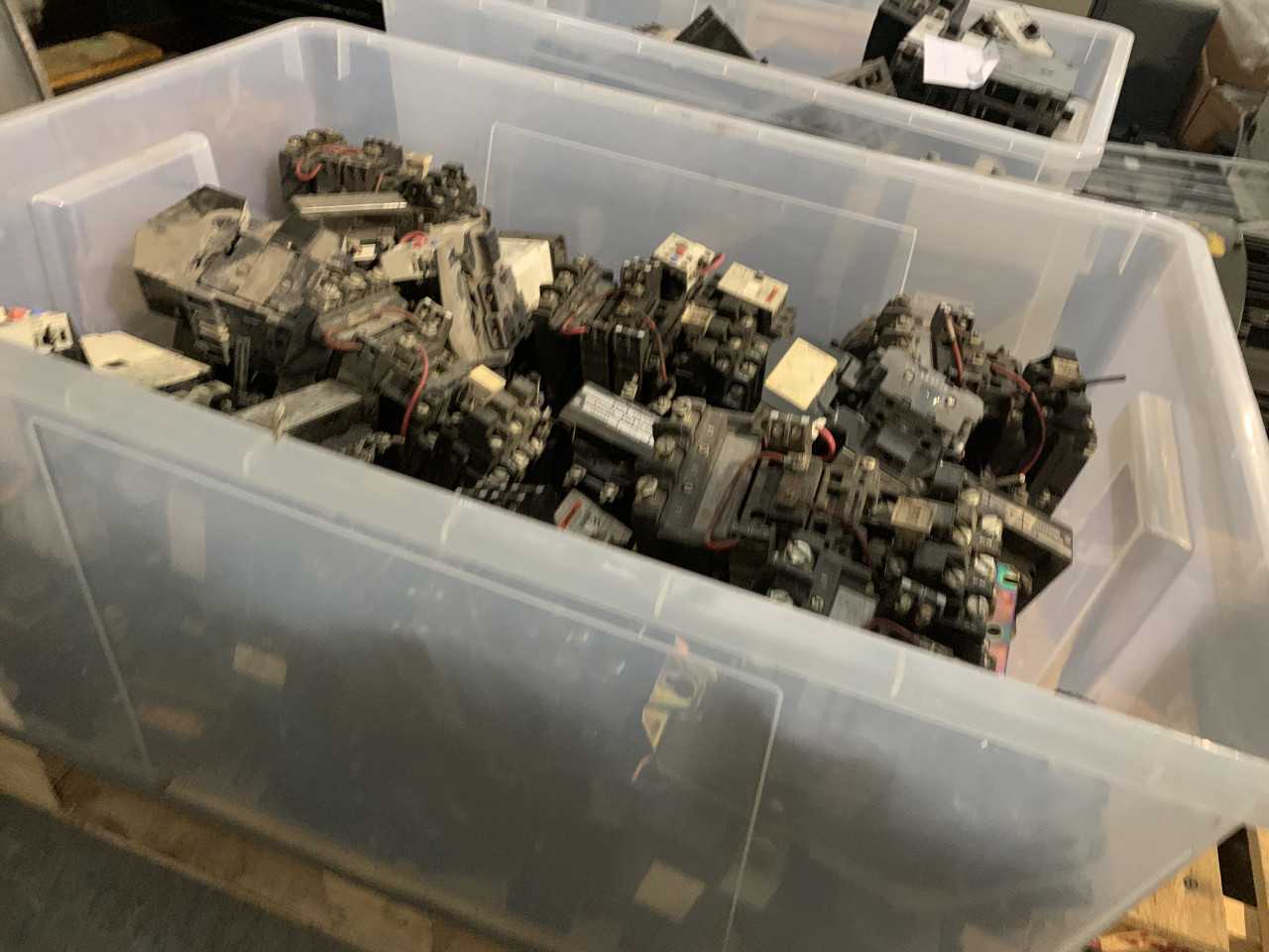 LOT OF USED ALLEN-BRADLEY AND SIEMENS MOTOR STARTERS - MOTOR STARTERS