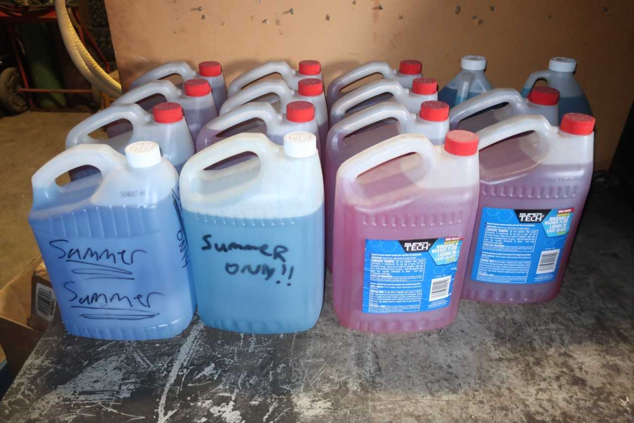 LOT OF 16 ONE GALLON JUGS OF WINDSHEILD WASHER FLUID - MISCELLANEOUS