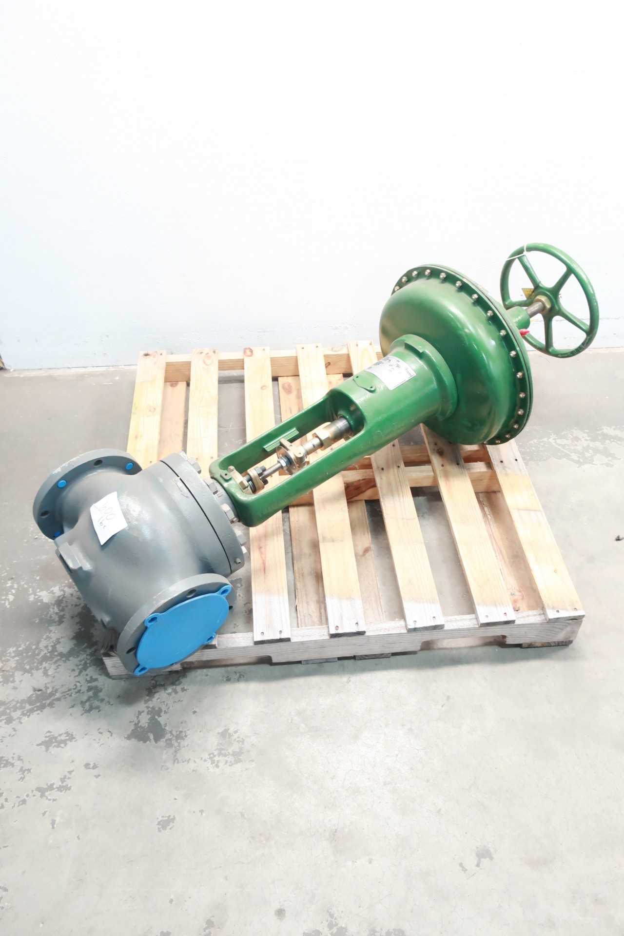 FISHER F7 MANUAL 657 125 IRON FLANGED 6IN CONTROL VALVE - CONTROL VALVE