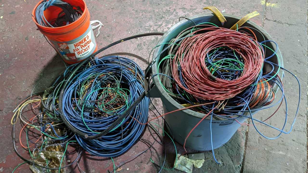 Lot of scrap wire - ELECTRIC POWER TOOLS