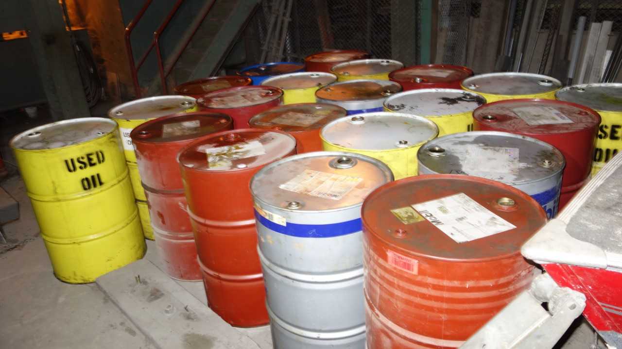 LOT OF 38 ASSORTED EMPTY OIL BARREL DRUMS - ELECTRIC POWER TOOLS