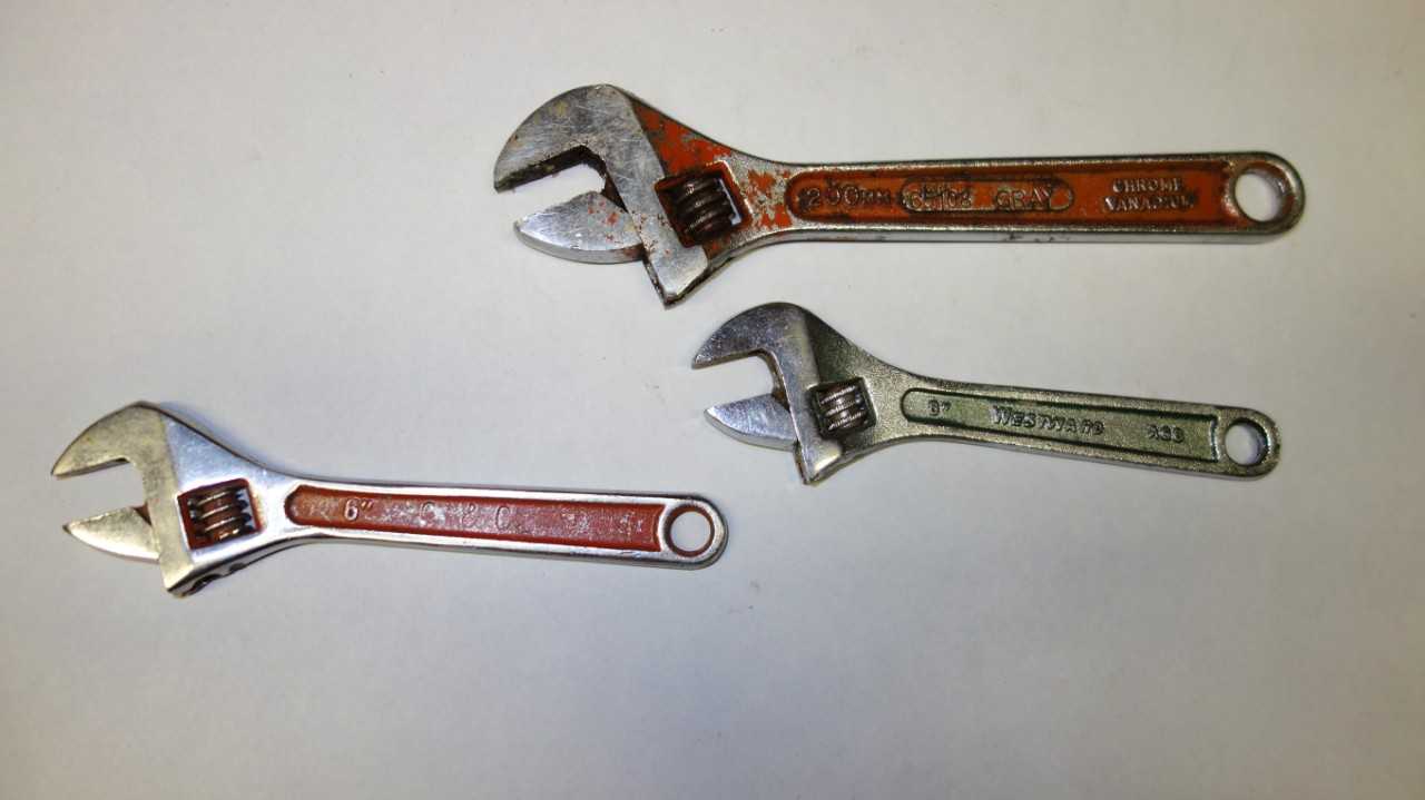 LOT OF 9 ASSORTED WRENCHES - HAND TOOLS