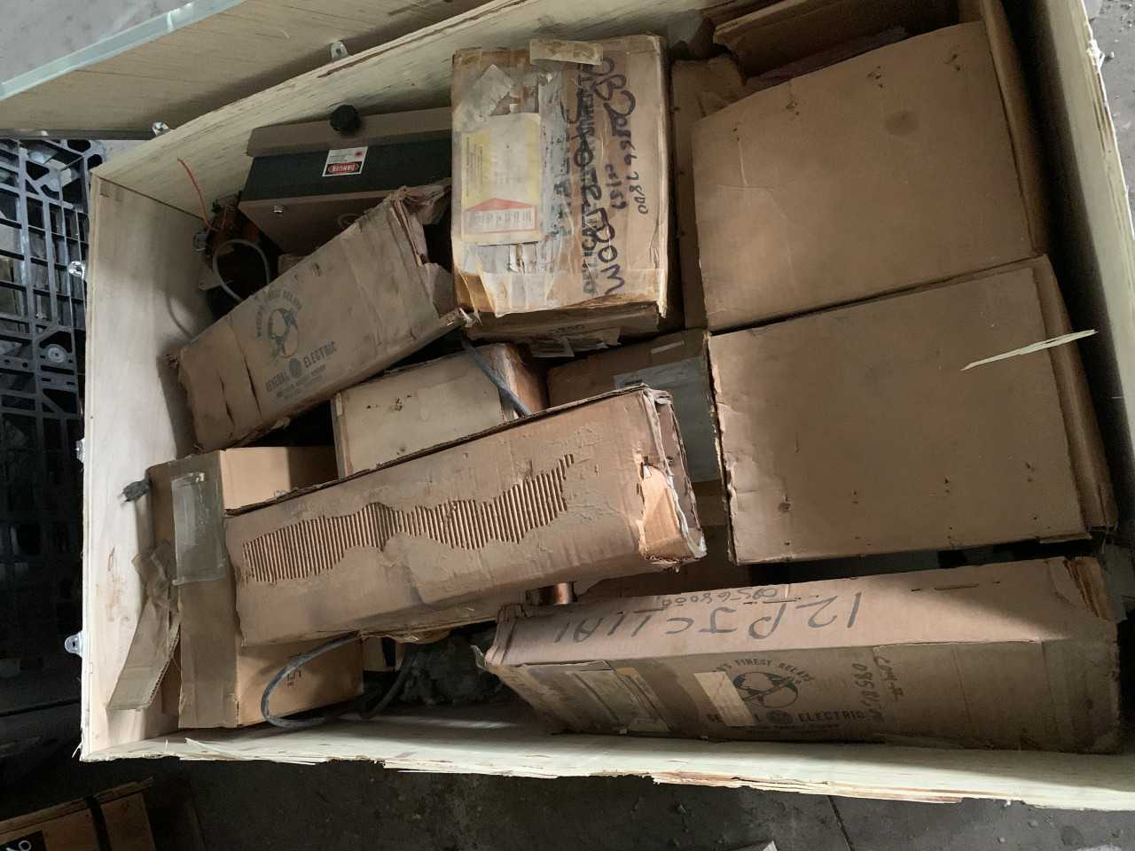 CRATE OF MISC. ELECTRICAL AUTOMATION EQUIPMENT GENERAL ELECTRIC SWITCHES ETC. - ELECTRICAL COMPONENTS