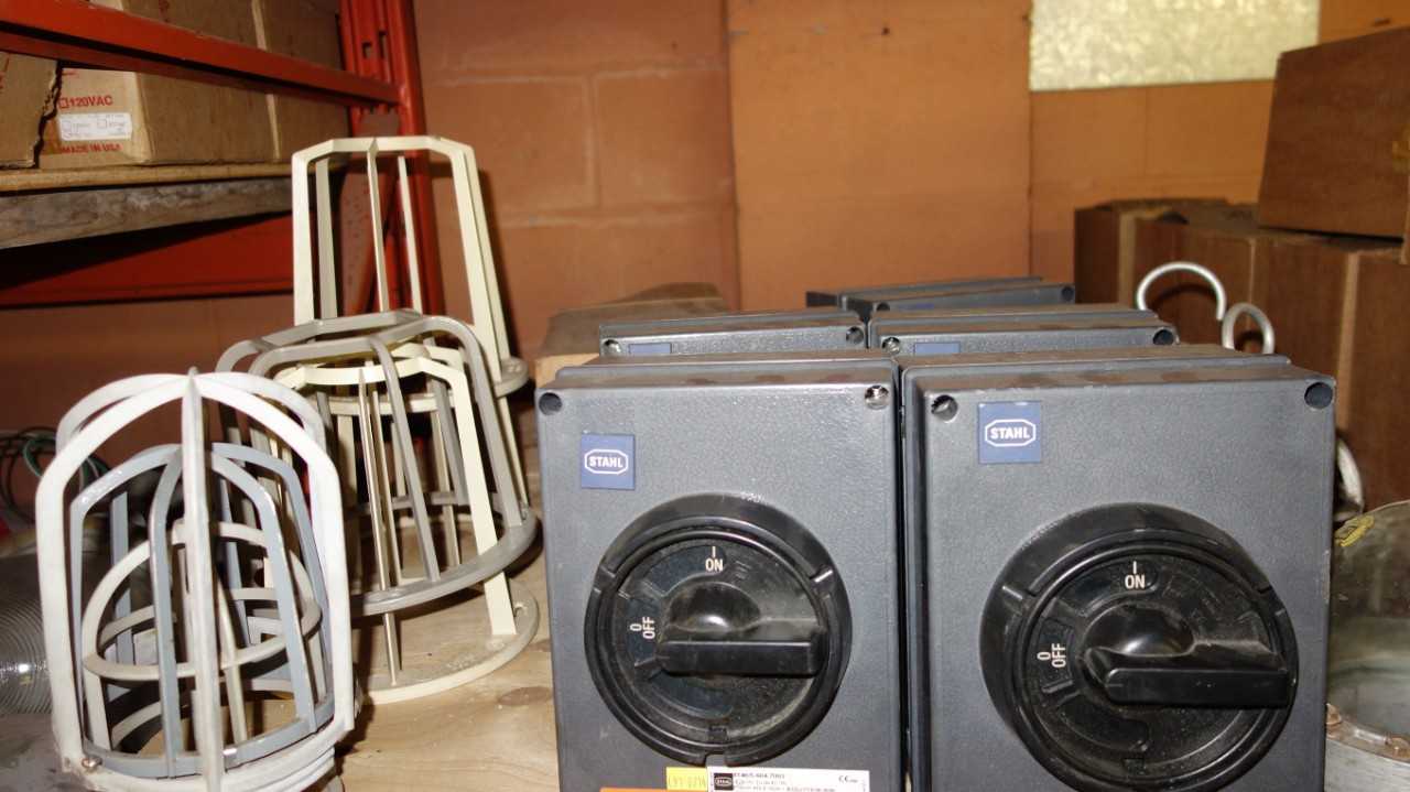 LOT OF ASSORTED LIGHTING AND CONDUIT - LIGHTING