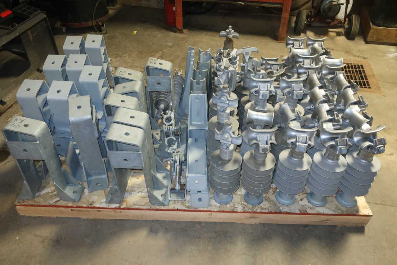 1 PALLET OF ASSORTED K-LINE POST ISULATORS & BRACKETS - MACHINING ACCESSORIES & TOOLING