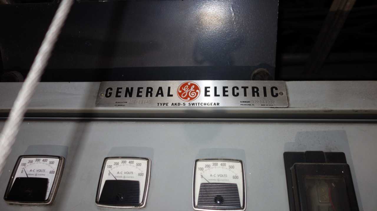 X5 SECTIONS OF GE AKD-5 SWITCHGEAR BREAKER PANELS - SWITCHGEAR