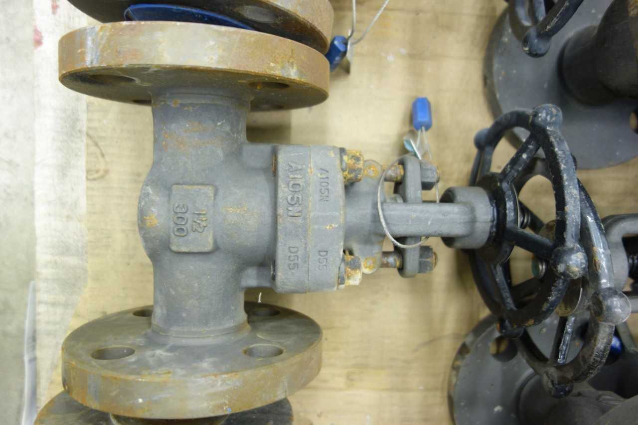 2 PALLETS OF SMITH CL300 1-1/2 IN GATE VALVES - VALVES