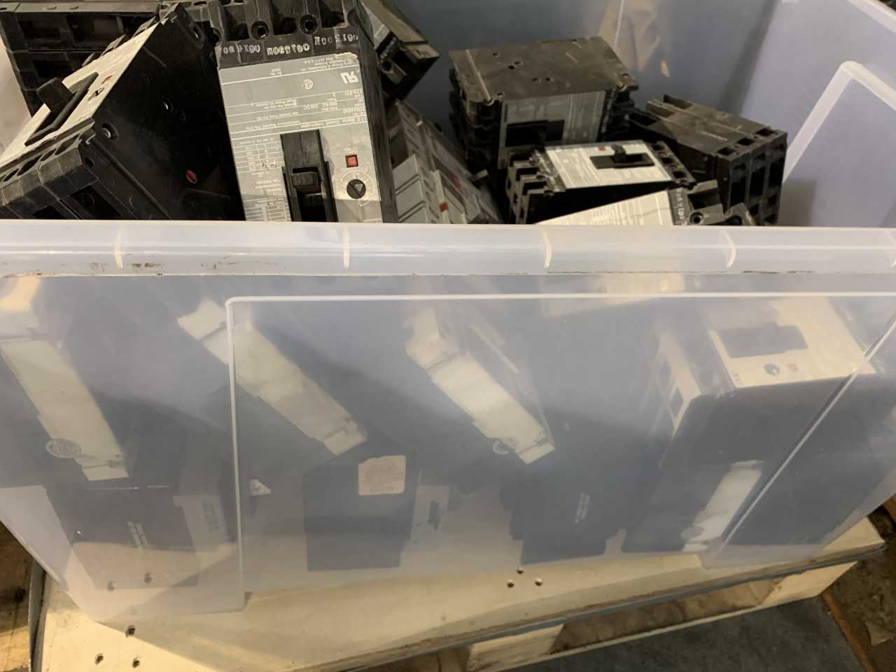 LOT OF SIEMENS AND CUTLER-HAMMER CIRCUIT BREAKERS - CIRCUIT BREAKERS
